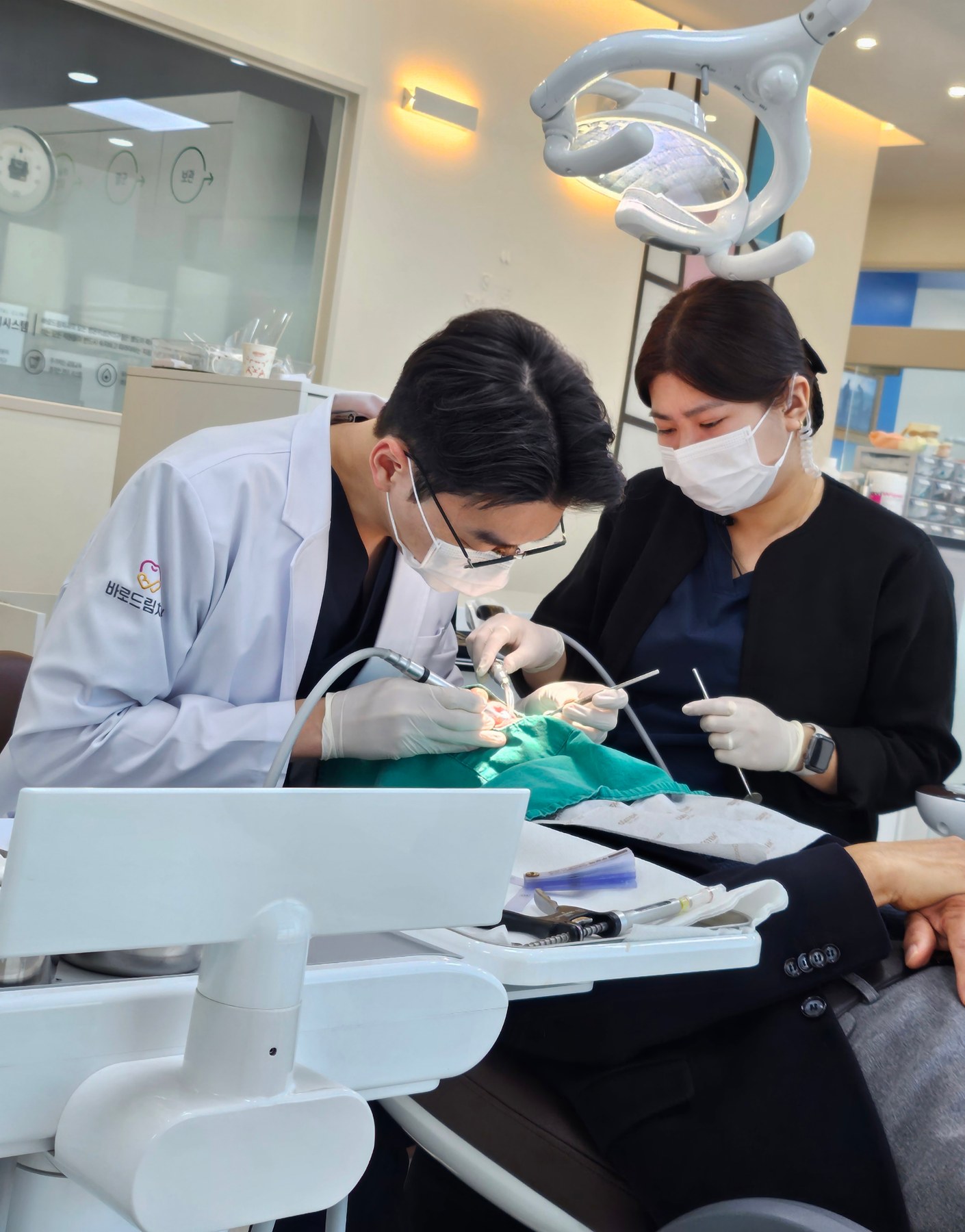 향남 바로드림치과 정석현 대표원장의 임플란트 수술 장면